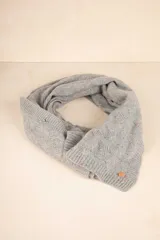 Bufanda rectangular tejida color gris con pequeños puntos de color.