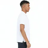 Chomba Levi's de corte regular, color blanco, con manga corta, cuello con solapa y botonadura frontal parcial. Cuenta con el logotipo Batwing bordado en pequeño en el pecho.