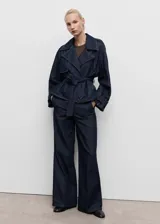 Pantalón wide leg de tiro alto en tejido de algodón estilo denim, con dos bolsillos laterales, trabillas y cierre oculto.