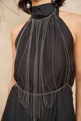 Collar plateado con múltiples cadenas que cubren el torso desde el cuello hasta la cintura, simulando un corsé.