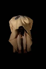 Tapado largo color crudo, confeccionado en lana merino afieltrada. Presenta cuello alto y guarda tejida en el cuello y ruedo. Tiene un estampado de una luna en la espalda.