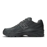 Championes New Balance modelo 740, color gris oscuro, con diseño inspirado en el running de los años 2000. Cuenta con parte superior de malla tejida abierta, superposiciones sintéticas, detalles reflectantes, logotipo "N" de TPU moldeado en los laterales y entresuela ABZORB.