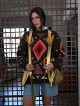 Chaleco de cuero color dorado con dos bolsillos laterales y bolsillos internos.