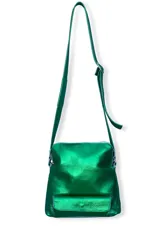 Cartera tipo bandolera de cuero natural con acabado metalizado en color verde. Presenta un diseño cuadrado con costuras visibles, correa larga ajustable y un parche rectangular con el logo de la marca en la parte frontal.