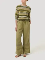Sweater de punto RKF modelo Samba, confeccionado con mezcla de algodón orgánico, acrílico, lino orgánico, tencel y nylon. Presenta diseño de rayas horizontales en tonos verde, amarillo, gris y beige, con cuello redondo y mangas largas.