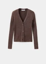 Cardigan de punto fino con diseño recto y textura de canalé. Presenta cuello de pico, cierre frontal con botones y mangas largas.