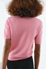 Jersey de punto de lana con cuello redondo y manga corta, de diseño minimalista y corte recto.