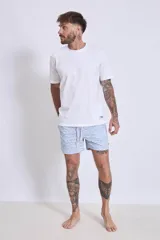 Short de baño azul con estampado floral en tonos rosa y blanco.