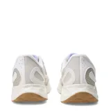 Championes de running New Balance modelo Fresh Foam Arishi v4, en tonos beige y blanco con detalles en lila. Presentan capellada de mesh respirable con refuerzos sintéticos, mediasuela con tecnología Fresh Foam para amortiguación y suela de goma color caramelo.