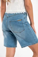 Bermuda de jean celeste, corte recto, tiro alto y calce oversize.