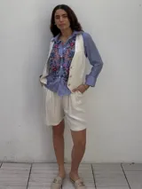 Bermuda color beige confeccionada en lino.