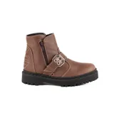 Bota de caña baja confeccionada en cuero vacuno encerado color marrón. Presenta cierre lateral, detalle de tira con hebilla metálica niquelada y costuras decorativas visibles. Cuenta con suela de goma negra con plataforma.
