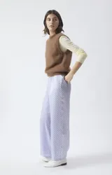 Chaleco sin mangas de punto con textura mullida, cuello redondo y corte holgado.