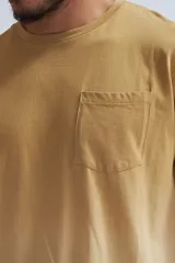 Remera de manga corta color maíz con cuello redondo y bolsillo frontal en el pecho.