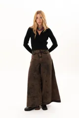 Jean de tiro alto con corte extra ancho y diseño de pierna fluida. Presenta bolsillos delanteros y traseros, cierre frontal con cremallera y botón metálico.