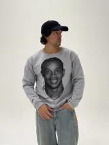 Buzo de cuello redondo color gris melange, con estampa fotográfica frontal de Ronaldinho y detalle de marca bordado en la manga.