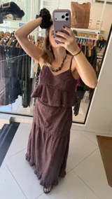 Falda larga color chocolate con diseño de broderie, forro en el caderín y elástico en la pretina.