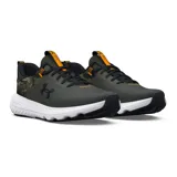 Championes de running Under Armour modelo Charged Revitalize, con diseño en tonos verde oliva y detalle de camuflaje en el talón. Presentan entresuela blanca con tecnología Charged Cushioning para mayor amortiguación y suela de goma negra.