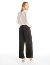 Pantalon de corte wide leg en color gris, con cintura elastizada y franjas laterales en contraste. Presenta un diseño de pierna recta y holgada.