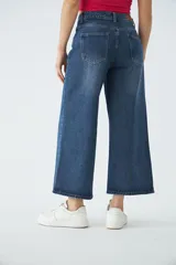 Jean corto de dama, tiro alto, corte oxford, con cierre de cremallera y bolsillos.