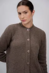 Cardigan marrón claro de punto con cuello redondo y cierre frontal con botones.