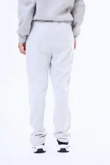 Pantalón deportivo de felpa con corte recto y cintura elástica con cordón de ajuste.