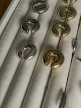 Aro trepador liso, con forma de C, disponible en plateado y dorado.