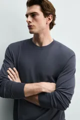 Sweater de punto relaxed fit confeccionado en hilatura con viscosa de tacto suave, color marrón, con cuello redondo y manga larga. Cuenta con acabados en rib.