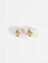 Aros tipo caravanas con diseño de gota irregular, acabado liso y brillante.