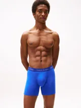 Pack de tres bóxer briefs de la marca Tommy Hilfiger, confeccionados en tejido elástico y transpirable. Presentan un diseño ajustado con cintura elástica distintiva que incluye el logo y el nombre de la marca grabado.