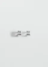 Aros semiaro metálicos plateados con aplique de cristal rectangular y cierre a presión.