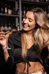 Collar dorado con dije en forma de sol con rayos.