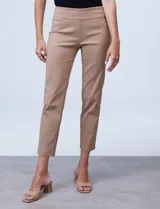 Pantalón verde militar de gabardina elastizada, marca Ruby Rd, corte recto, largo al tobillo y pretina ancha elastizada. Delantera con bolsillos simulados y trasera con bolsillos aplicados.
