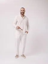Camisa celeste de lino, de manga larga, con cuello abotonado y bolsillo en el pecho.