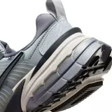 Championes Nike modelo V2K Run en tonos grises y plateados, con detalles en negro y suela robusta con amortiguación.