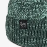 Gorro de lana verde con pompón y logo de la marca Buff en el frente.