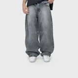 Pantalón de jean con corte ultra baggy, de tiro medio y diseño holgado en las piernas. Presenta un acabado lavado en tono gris oscuro y costuras reforzadas.