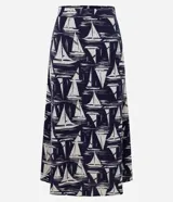 Pollera midi de corte evasé, con cintura elástica, confeccionada en viscolino con estampado figurativo de veleros en azul marino y blanco.