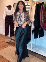 Camisa de manga larga con estampado animal print y detalles de encaje en el frente. Presenta un cuello con lazo integrado y un diseño fluido y elegante.