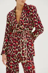 Blazer de crepe pesado estampado con corte amplio, bolsillos ojal con tapa y lazo con detalle de vivos de algodón a contratono.