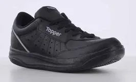 Championes deportivos Topper modelo X-Forcer, color negro, con diseño de corte bajo, cierre mediante cordones y perforaciones laterales para mayor ventilación.