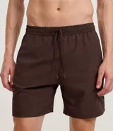 Bermuda deportiva Get Over de color marrón, con cintura elástica, cordón ajustable y diseño cómodo para entrenar.