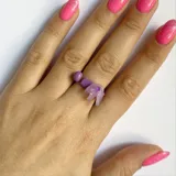 Anillo ajustable de metal color lila con aplique de conejo con glitter.