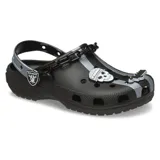Zuecos Crocs modelo Classic Clog edición especial Las Vegas Raiders. Presentan un diseño en color negro con detalles en plateado, correa pivotante en el talón y dijes Jibbitz temáticos del equipo de la NFL.