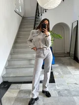 Jeans de mujer tiro alto, corte recto, color gris oscuro lavado.