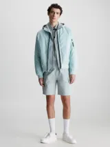 Bermuda cargo color celeste, de corte holgado, con bolsillos laterales y traseros.