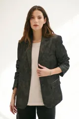 Blazer grafito con solapas de muesca, cierre frontal con dos botones y bolsillos laterales con solapa.