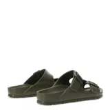 Sandalias Birkenstock modelo Arizona, color verde militar, fabricadas en material sintético resistente al agua. Presentan diseño de doble tira con hebillas ajustables y plantilla anatómica.