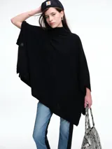 Poncho amplio de cuello alto, confeccionado en hilado con lana y cashmere, con diseño de caída recta y botones laterales.