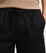 Bermuda masculina de sarga texturizada en color negro, con cintura elástica y ajuste mediante cordón. Presenta un corte regular, bolsillos laterales y un bolsillo trasero aplicado.